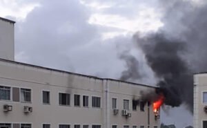 Read more about the article Apartamento em Messejana pega fogo; bombeiros conseguem apagar as chamas
