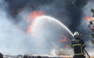 Read more about the article Incêndio atinge canos em terreno no Porto das Dunas e gera grande nuvem de fumaça