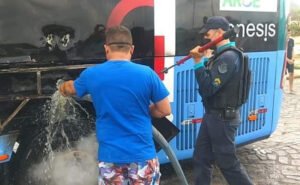 Read more about the article Ônibus pega em fogo em Irauçuba; não houve feridos